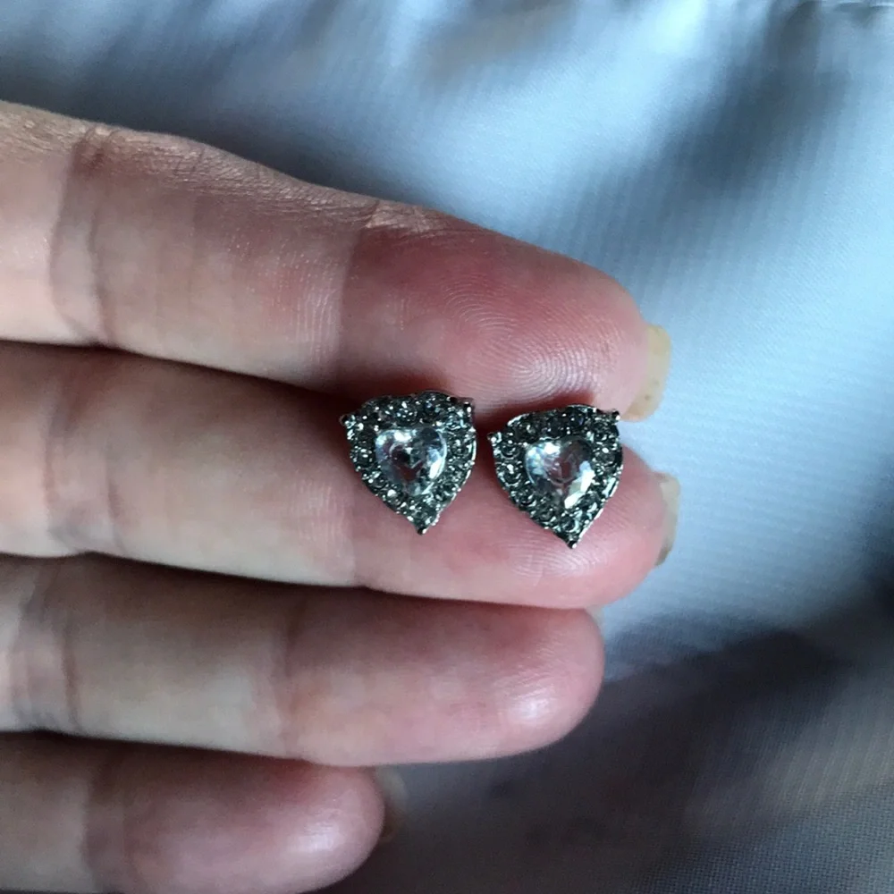 🎉Gift with Bundle🎉New! Cubic Zirconia Heart Studs - Picture 6 of 8